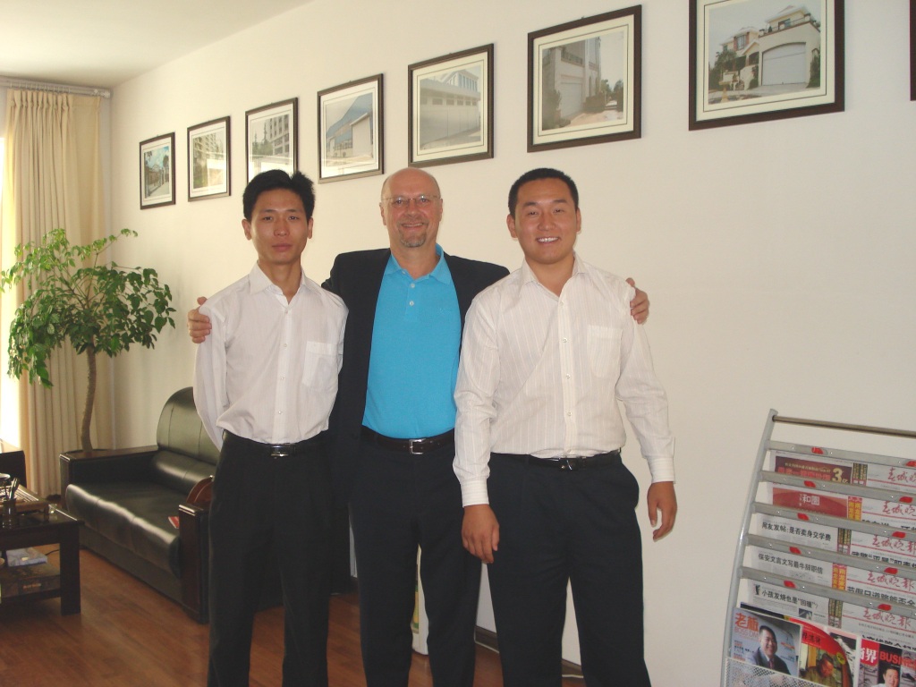 SOMMER(德国索玛)公司总裁到访我司
徐化锋总经理欢迎老领导Gerd Schaaf 先生一行来到美丽的七彩云南,双方进行了亲切友好的会谈。会谈结束后,徐化锋总经理陪同德国客人一行游览了高原明珠 ? 滇池。