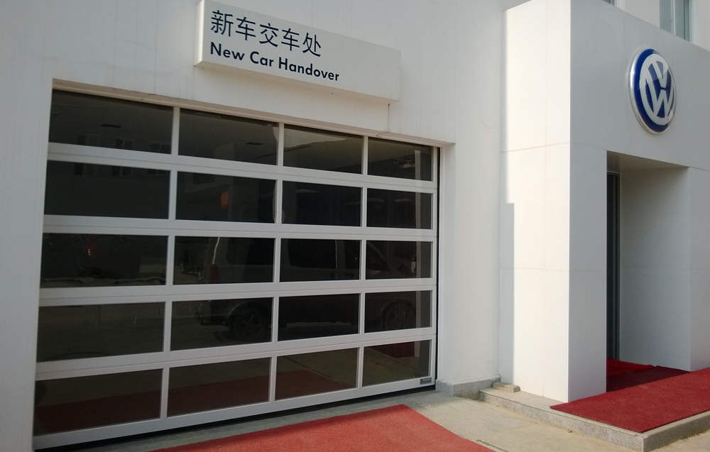 上海大众铝合金滑升门.jpg 上海大众铝合金滑升门.jpg